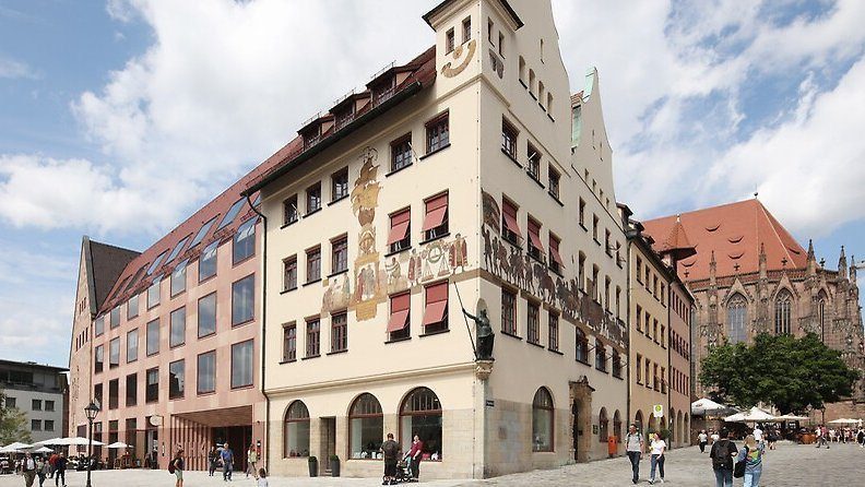 Außenansicht des Hauses der Wirtschaft der IHK Nürnberg für Mittelfranken am Hauptmarkt.